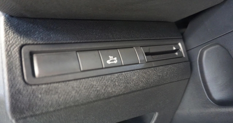 Peugeot 3008 cena 109900 przebieg: 60912, rok produkcji 2018 z Piaseczno małe 631